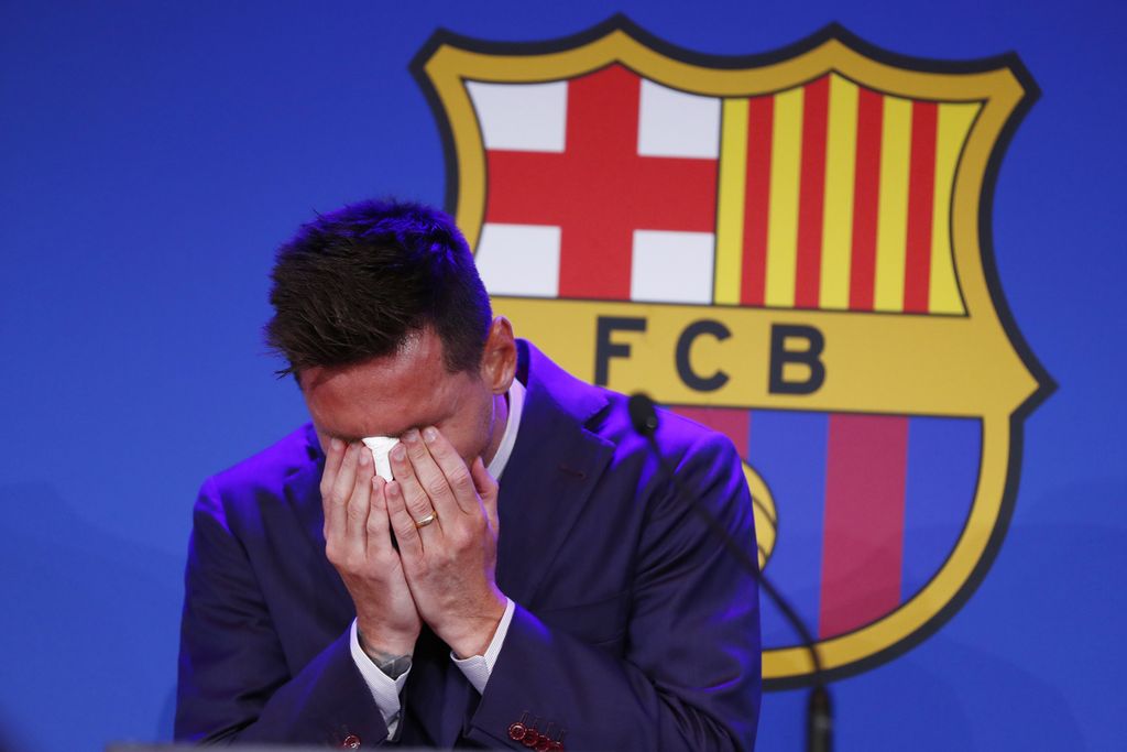 Lionel Messi menitikkan air matanya saat menyatakan akan meninggalkan Barcelona, 8 Agustus 2021.