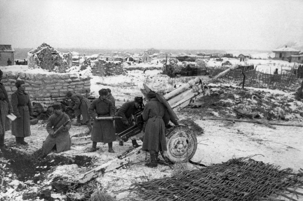 Arsip foto yang diambil per September 1942 ini menunjukkan Pasukan Merah Uni Soviet tengah menembakkan artileri pada Pertempuran Stalingrad. (Photo by TASS / AFP)