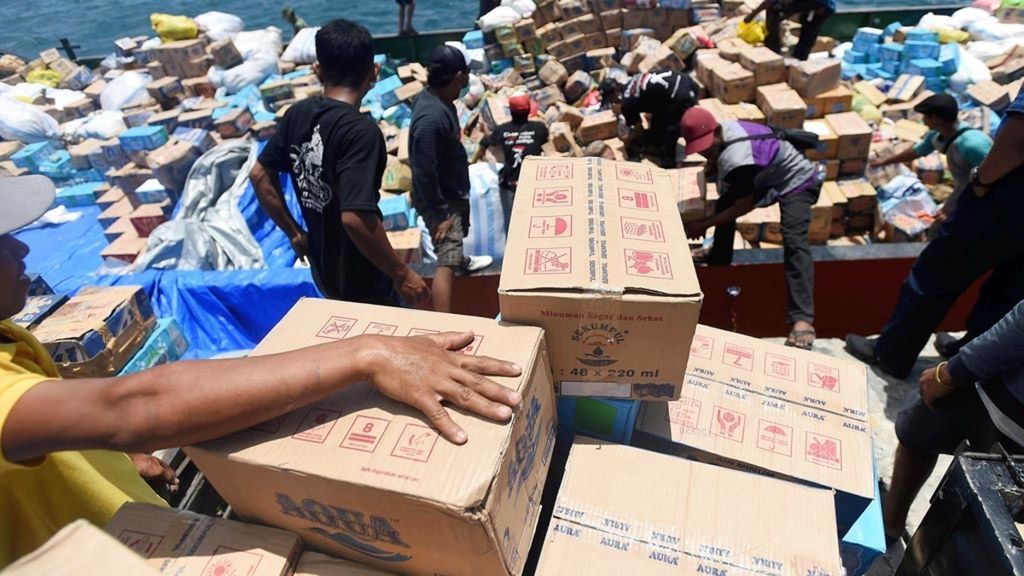 Petugas membongkar bantuan logistik dari Kalimantan untuk korban gempa di Pelabuhan Pantoloan, Kota Palu, Jumat (5/10/2018). Bantuan untuk korban gempa di Kota Palu, Kabupaten Donggala, dan Sigi terus berdatangan melalui pelabuhan tersebut.