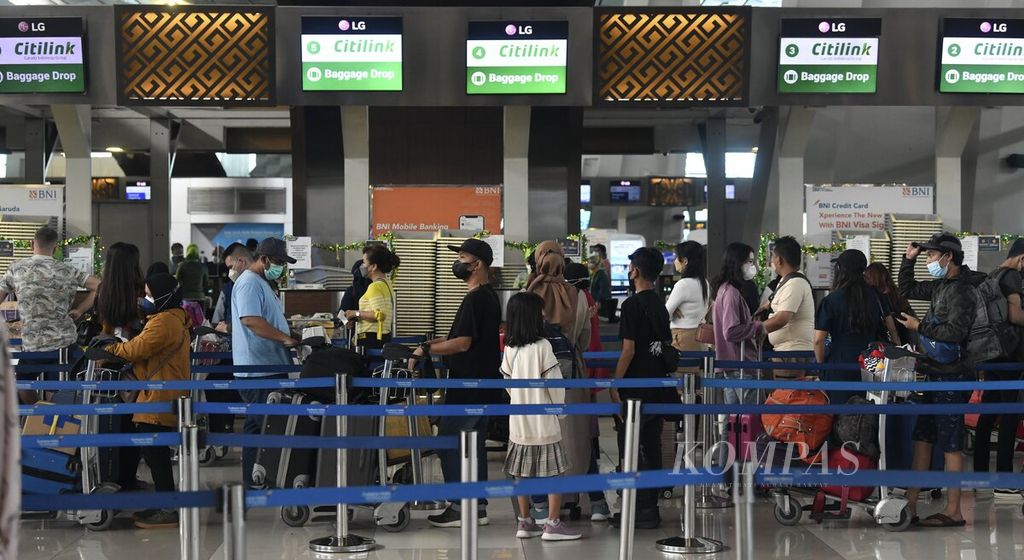 Penumpang antre di konter pelaporan penerbangan domestik di Terminal 3 Bandara Internasional Soekarno-Hatta, Tangerang, Banten, Selasa (26/4/2022). 