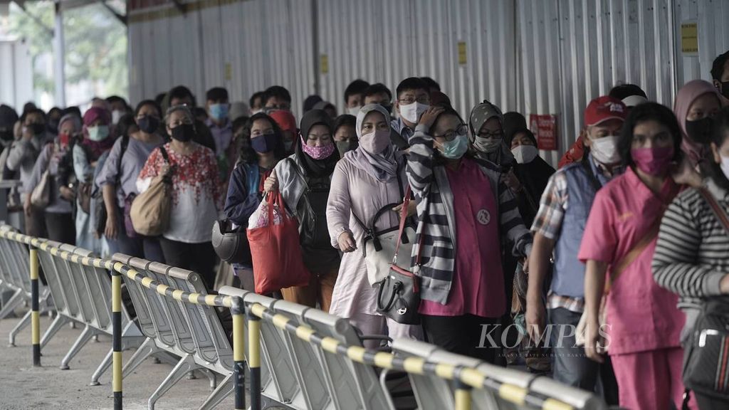 Penumpang komuter memasuki Stasiun Bekasi, Jawa Barat, Senin (8/6/2020) pukul 07.10. PT Kereta Commuter Indonesia menyiapkan petugas dan marka di stasiun dan di dalam KRL sebagai pedoman bersama dalam menjaga jarak.