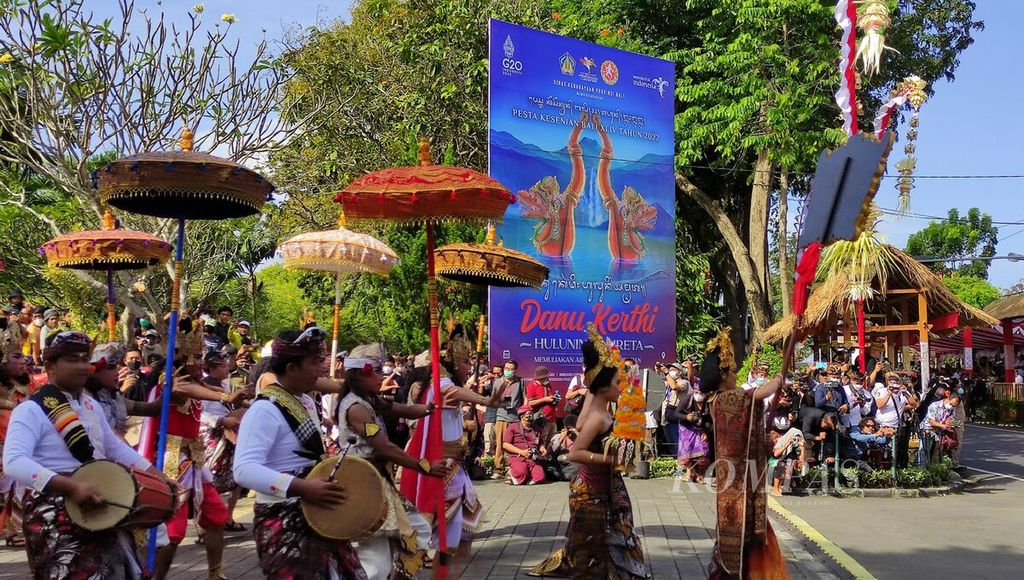 <i>Peed aya</i> (pawai) menjadi penanda dimulainya rangkaian Pesta Kesenian Bali (PKB). 