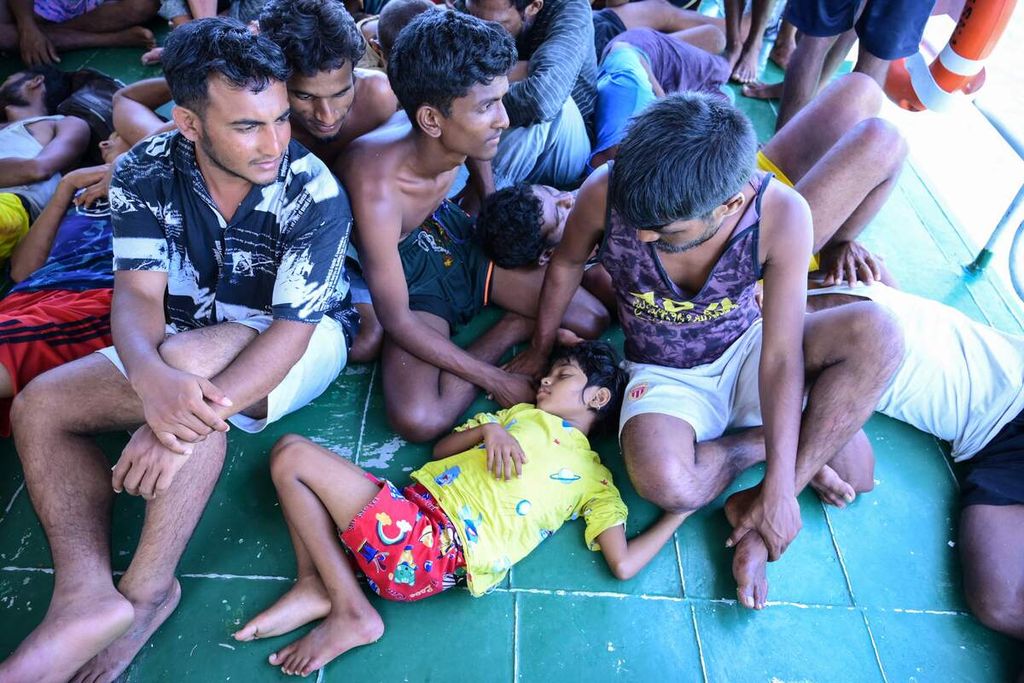 Para pengungsi duduk di kapal Basarnas setelah dievakuasi dari perahu mereka yang terbalik di perairan sekitar 29 kilometer di sebelah barat pantai Aceh, Kamis (21/3/2024). 