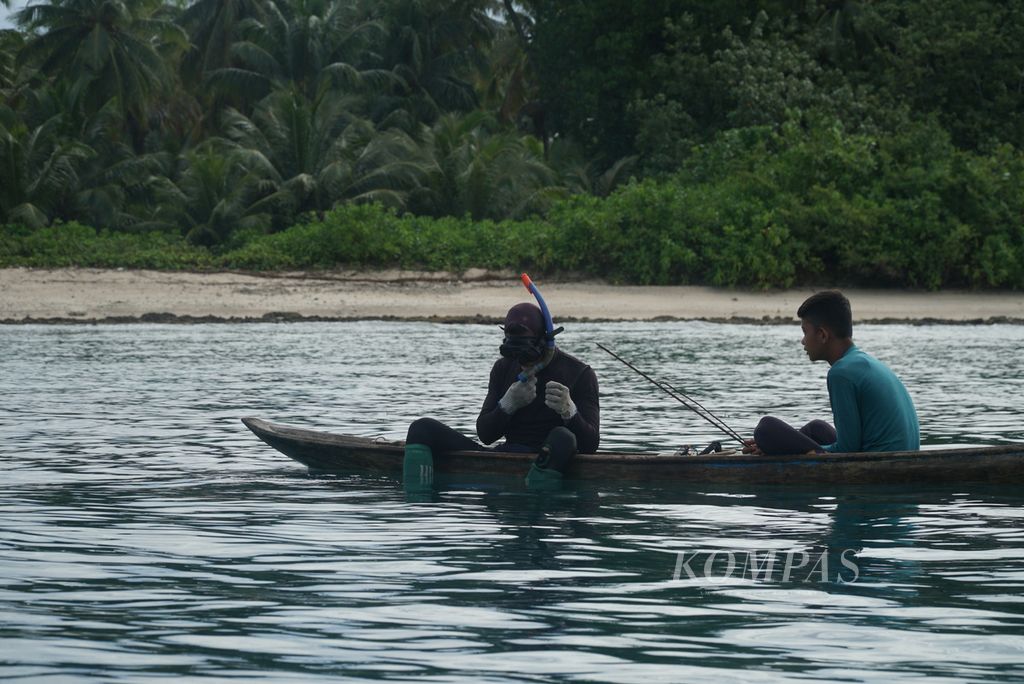 Nelayan bersiap-siap menyelam untuk menangkap gurita di perairan Pulau Sinyangnyang, Dusun Sinaka, Desa Sinaka, Kecamatan Pagai Selatan, Kepulauan Mentawai, Sumatera Barat, Jumat (16/6/2023). 