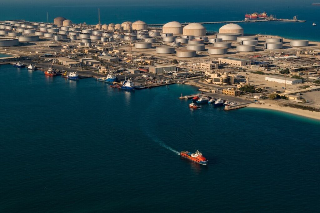 Gambar selebaran <i>file </i>ini disediakan oleh Saudi Aramco pada 11 Februari 2018, menunjukkan pabrik minyak Dhahran milik perusahaan minyak dan gas milik negara Arab Saudi, di timur Arab Saudi. 