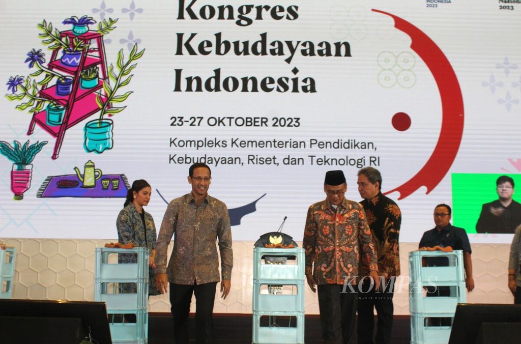 Menteri Pendidikan, Kebudayaan, Riset, dan Teknologi Nadiem Anwar Makarim (kiri, depan) membuka Kongres Kebudayaan Indonesia (KKI) 2023 di Jakarta, Senin (23/10/2023). Kongres lima tahunan ini berlangsung pada 23-27 Oktober 2023 di Kompleks Kemendikbudristek.