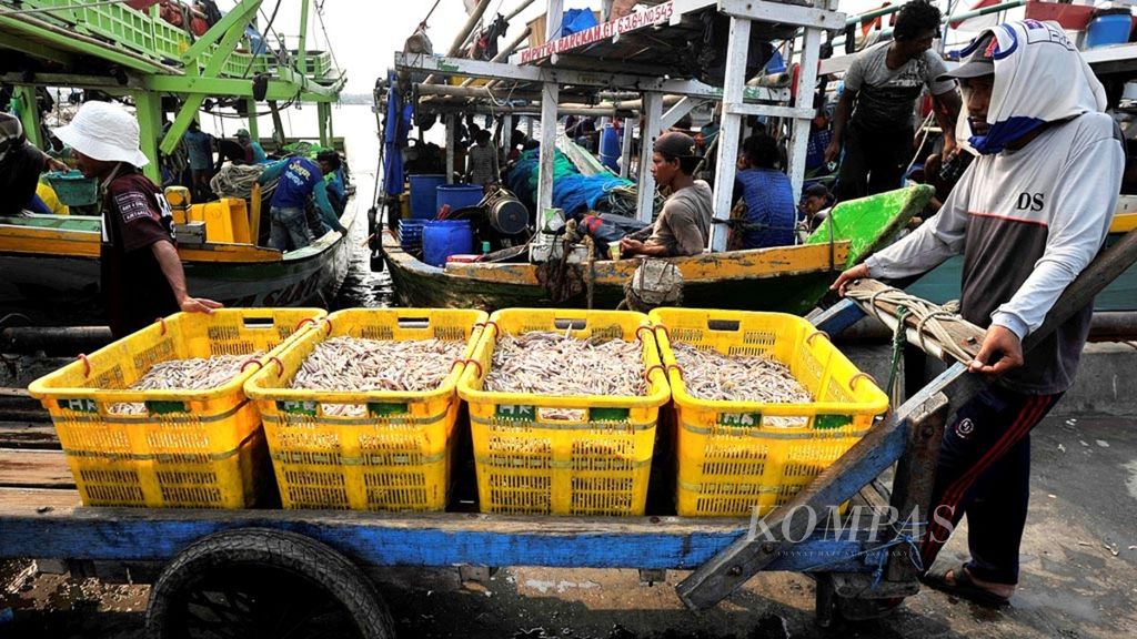 Pekerja membawa keranjang berisi ikan hasil tangkapan nelayan yang telah ditimbang di Pelabuhan Perikanan Muara Angke, Jakarta, Kamis (18/10/2018). Penataan penangkapan ikan dan pengaturan pengolahan industri perikanan akan menjaga pertumbuhan potensi perikanan nasional.