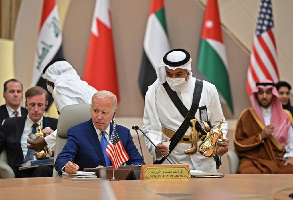 Presiden Amerika Serikat Joe Biden mencatat saat mengikuti konferensi tingkat tinggi di Jeddah, Sabtu (16/7/2022).