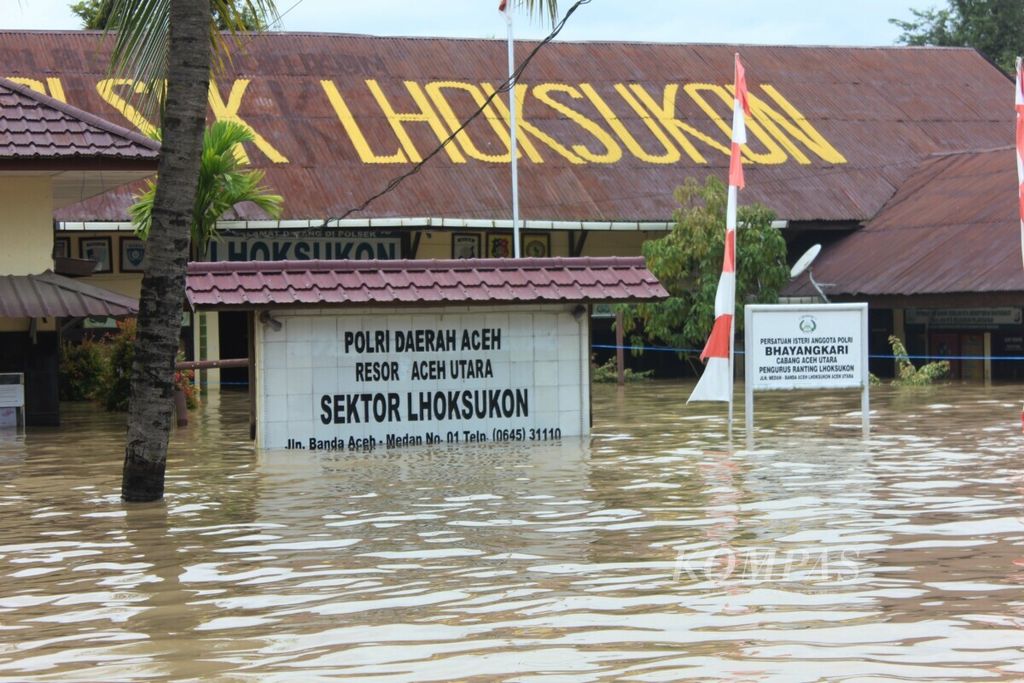  Kantor Kepolisian Sektor Lhoksukon, Kabupaten Aceh Utara, Provinsi Aceh, Senin (3/1/2022), terendam banjir. Permukiman warga juga terendam sehingga aktivitas umpuh total. Ribuan warga harus mengungsi. Pemkab Aceh Utara menetapkan status darurat bencana hingga 16 Januari 2022.