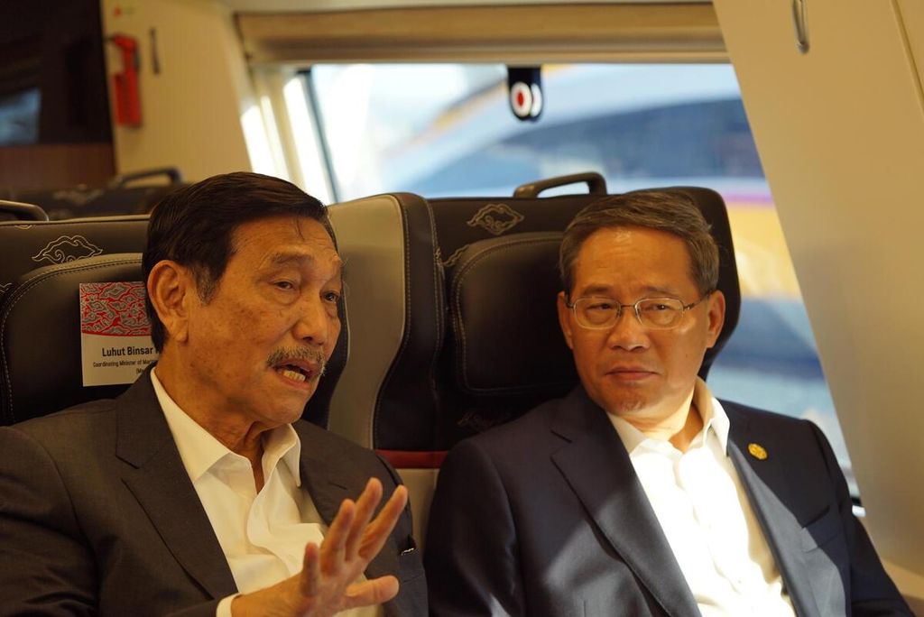 Perdana Menteri China Li Qiang (kanan) dan Menteri Koordinator Kemaritiman dan Investasi Luhut Binsar Pandjaitan menjajal naik kereta cepat Jakarta-Bandung, Rabu (6/9/2023). 