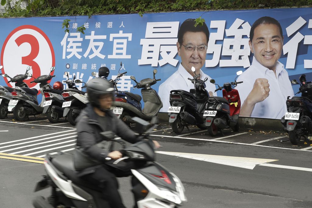 Poster kandidat presiden terlihat di Taipei, Taiwan, Sabtu (30/12/2023). 