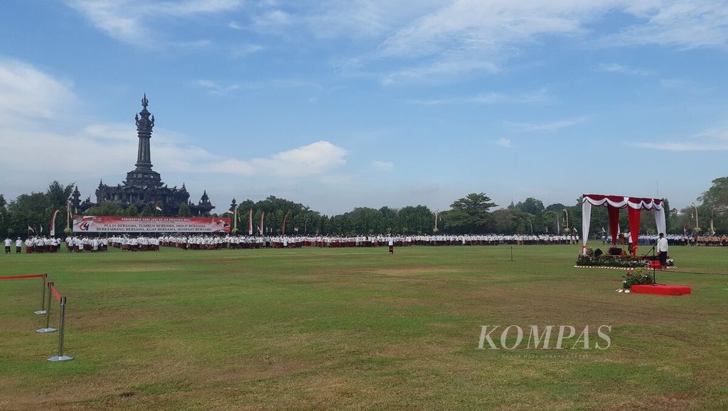 Upacara bendera memperingati hari jadi ke-64 Provinsi Bali di Lapangan Puputan Margarana Niti Mandala Renon, Kota Denpasar, Minggu (14/8/2022). 