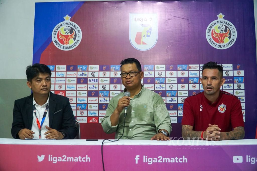 Pelatih Semen Padang FC Delfiadri memberikan jawaban kepada jurnalis usai pertandingan pekan ketiga Liga 2 Indonesia melawan Persiraja Banda Aceh di Stadion Haji Agus Salim, Padang, Sumatera Barat, Jumat (16/9/2022) malam. Pada pertandingan ini Semen Padang FC menang 3-0.