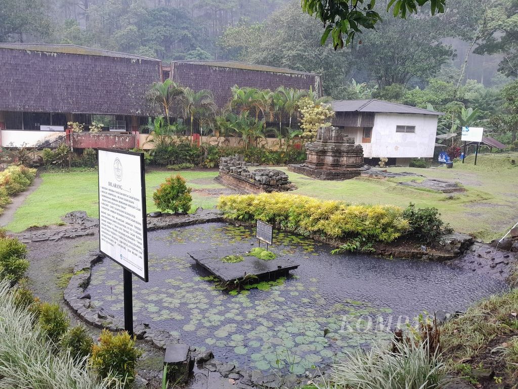Hujan deras mengguyur kawasan Candi Songgoriti di Kelurahan Songgokerto, Batu, Jawa Timur, Kamis (7/3/2024). Candi bernapaskan Hindu Siwa ini dibangun dari batu andesit di dekat mata air panas. Lokasinya ada di lembah antara Gunung Kawi dan Anjasmoro.