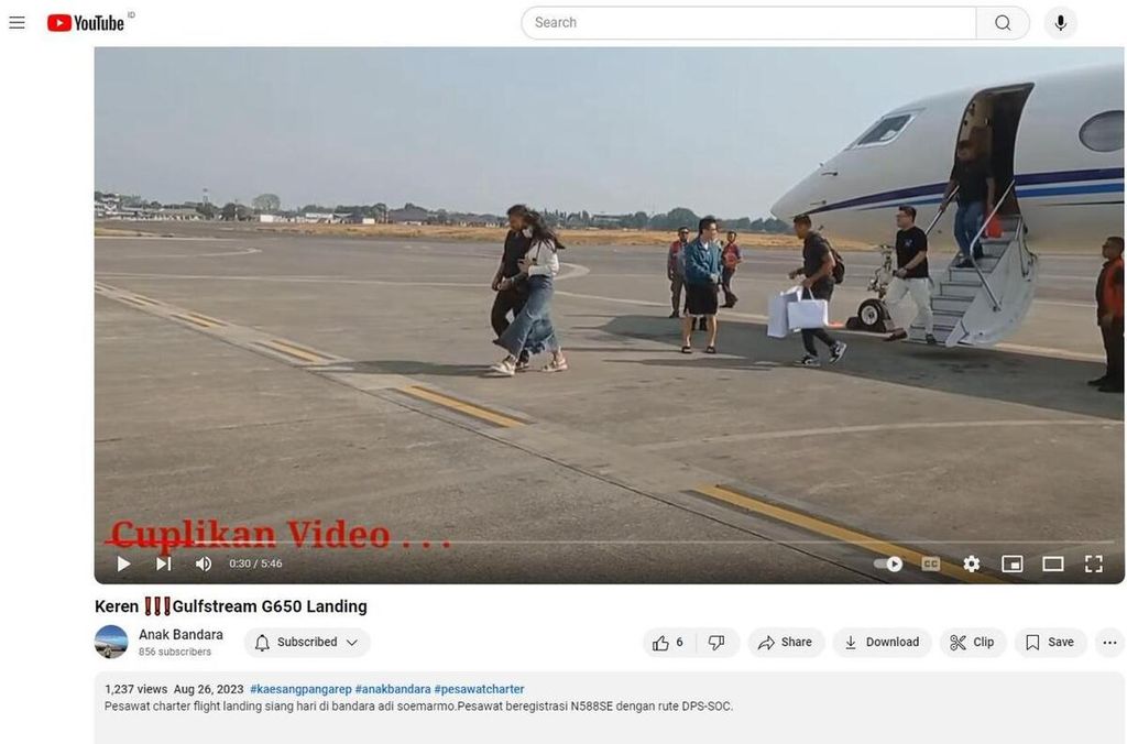 Tangkapan layar video saat sosok diduga Kaerang Pengarep turun dari pesawat jet Gulfstream 650ER pada 2023. Dari video itu, pesawat jet yang mendarat di bandara mirip Bandara Adi Soemarmo, Solo, Jawa Tengah, terpampang <i>tail number</i> pesawat N588SE.