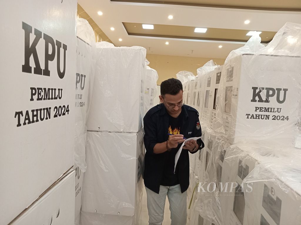 Petugas mengecek kotak suara yang telah masuk gudang KPU Kota Jakarta Selatan, Kecamatan Pancoran, Kamis (15/2/2024). Masih ada sejumlah TPS yang belum menyelesaikan penghitungan suara. 