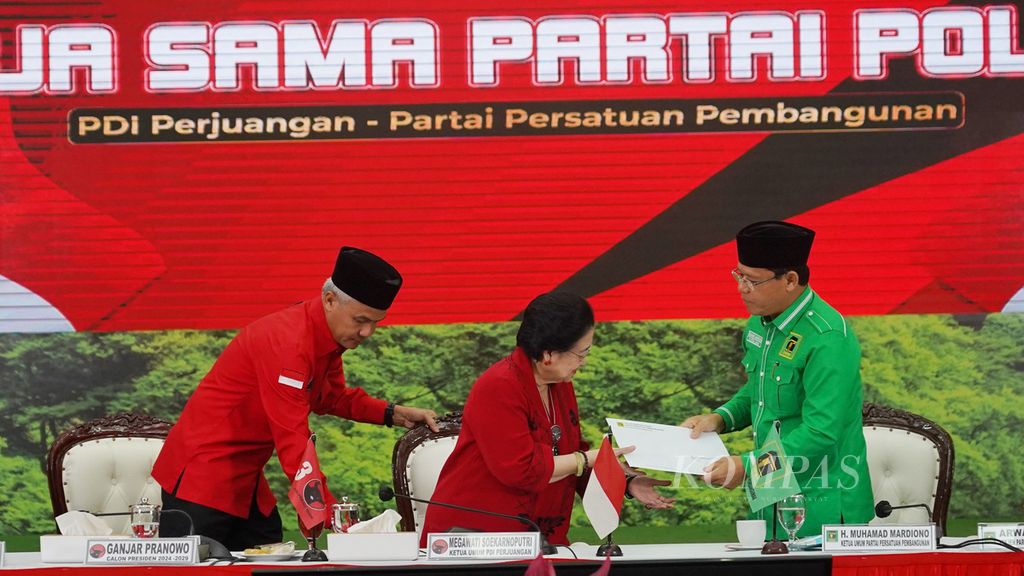 Ketua Umum PDI-P Megawati Soekarnoputri (tengah) didampingi bakal calon presiden yang diusung PDI-P, Ganjar Pranowo (kiri), menerima surat keputusan hasil Rapimnas PPP yang menyatakan dukungan kepada Ganjar Pranowo. Surat itu diserahkan Plt Ketua Umum PPP Muhammad Mardiono (kanan) di Kantor DPP PDI-P, Jakarta, Minggu (30/4/2023). 