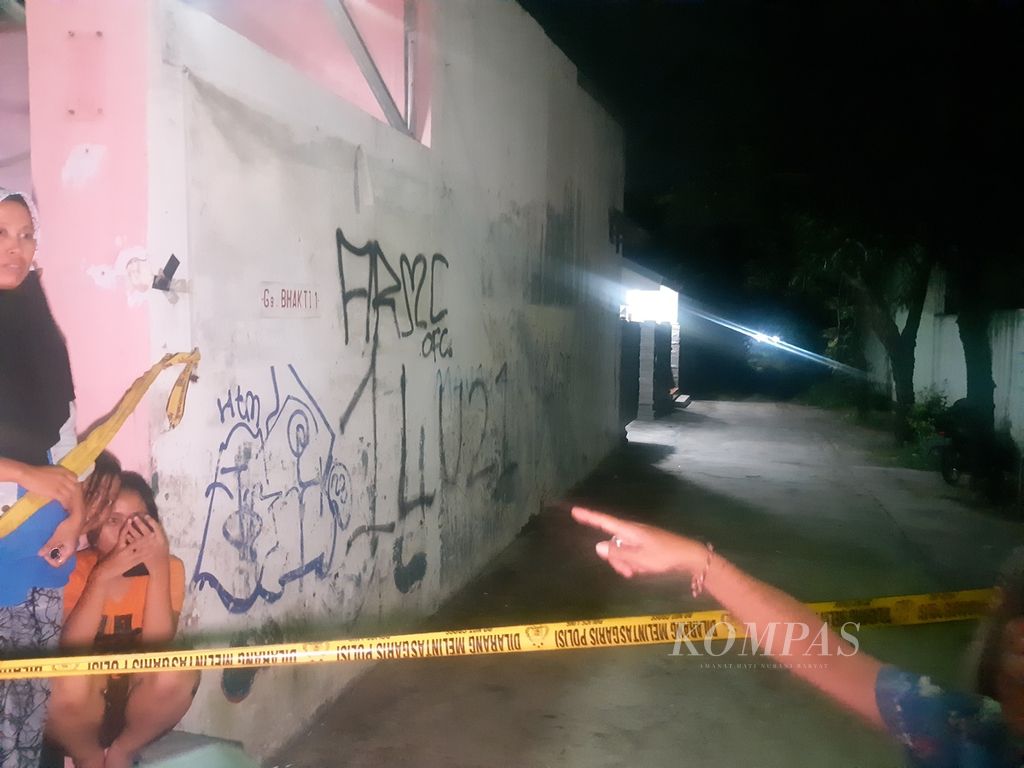 Garis polisi di Gang Bakti 1, Jalan Perjuangan, Kota Cirebon, Jawa Barat, Rabu (29/5/2024) malam. Lokasi itu tempat penganiayaan dan pemerkosaan Vina, pelajar asal Cirebon, pada 2016.