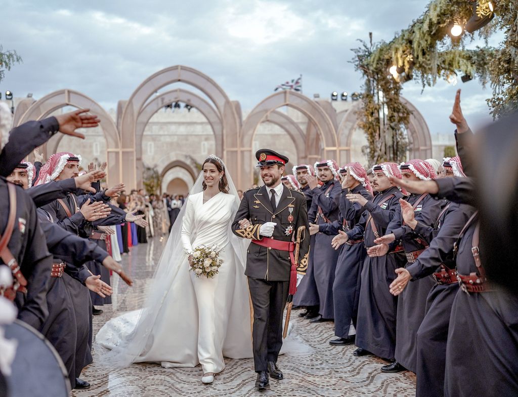 Putra Mahkota Jordania Hussein bin Abdullah dan Rajwa Khaled Al Saif berjalan pada upacara pernikahan keduanya di Amman, Jordania, Kamis, (1/6/2023). (Royal Hashemite Court via AP)