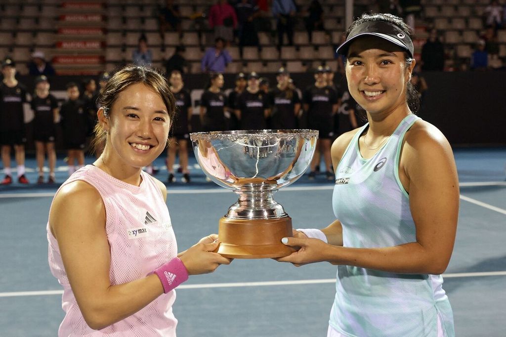 Ilustrasi : Petenis Indonesia Aldila Sutjiadi (kanan) dan petenis Jepang Miyu Kato mengangkat trofi setelah menjuarai nomor ganda putri turnamen WTA 250 Auckland di Auckland, Selandia Baru, Senin (9/1/2023). 