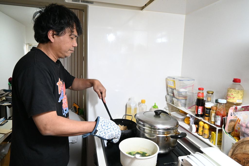 Andylala Waluyo (49) tengah memasak bekal makan siang putra bungsunya, Mikail (10). Bento makan siang itu juga akan dia antarkan ke sekolah si bungsu. Sebagai bapak rumah tangga, Andylala terbiasa mengerjakan beragam tugas rumah di apartemen keluarga mereka di Tokyo, Jepang. 