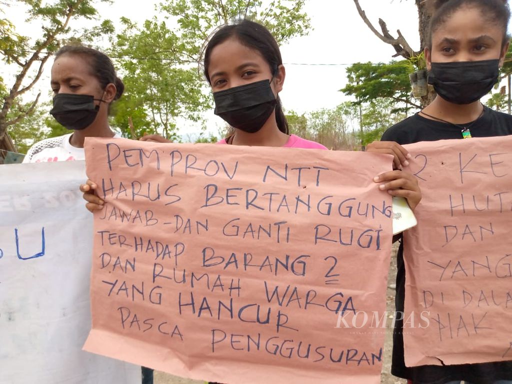 Remaja putri dari masyarakat adat Pubabu, Kabupaten Timor Tengah Selatan, Nusa Tenggara Timur, melakukan aksi mendesak Pemprov NTT mengganti rugi rumah mereka yang digusur pada awal Agustus 2020. 