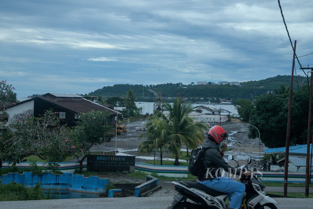 Pengendara melintas di kantor PT Wika Bitumen, BUMN pengolah aspal buton, di Kabupaten Buton, Sulawesi Tenggara, Selasa (24/5/2022).