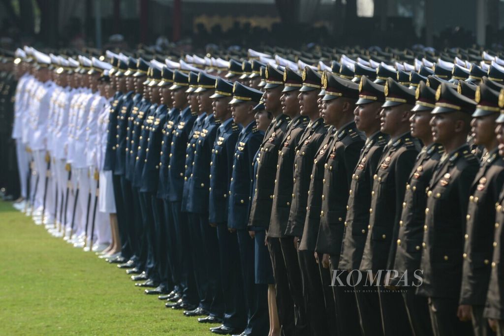 Para calon perwira mengikuti upacara Prasetya Perwira TNI dan Polri Tahun 2019 di Istana Merdeka, Jakarta, Selasa (16/7/2019).  Presiden melantik 781 calon perwira dari Akademi Militer, Akademi Angkatan Laut, Akademi Angkatan Udara, dan Akademi Kepolisian. 