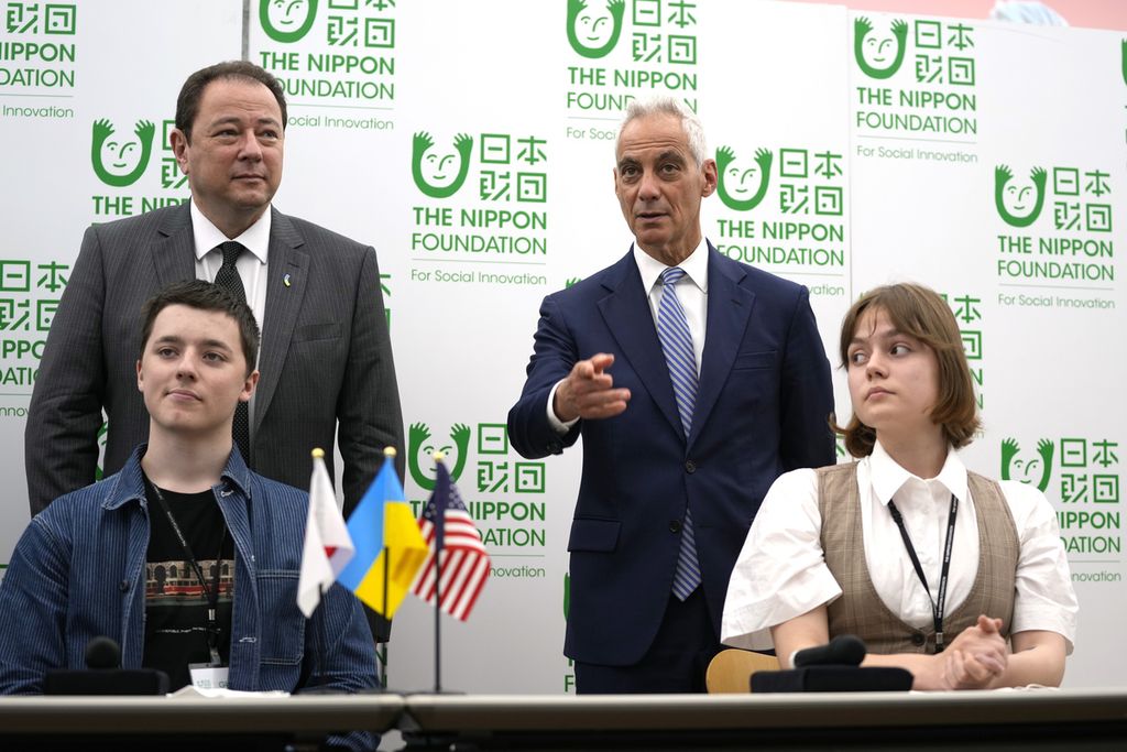 Duta Besar AS untuk Jepang Rahm Emanuel (berdiri, kanan) dan Duta Besar Ukraina untuk Jepang Sergiy Korsunsky (berdiri, kiri) menghadiri konferensi pers bersama pengungsi Ukraina di kantor Nippon Foundation di Tokyo, Jepang, Senin (13/6/2022). 
