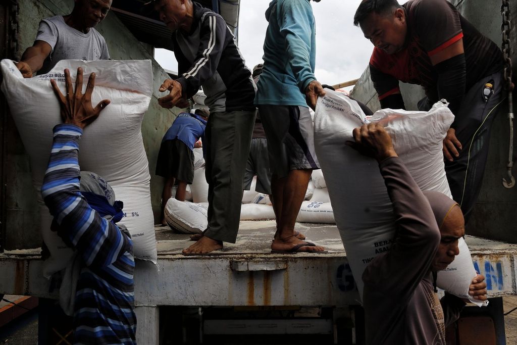 Buruh menurunkan beras impor asal Thailand di gudang Perum Bulog Kantor Cabang Cirebon, Jawa Barat, Selasa (28/2/2023).