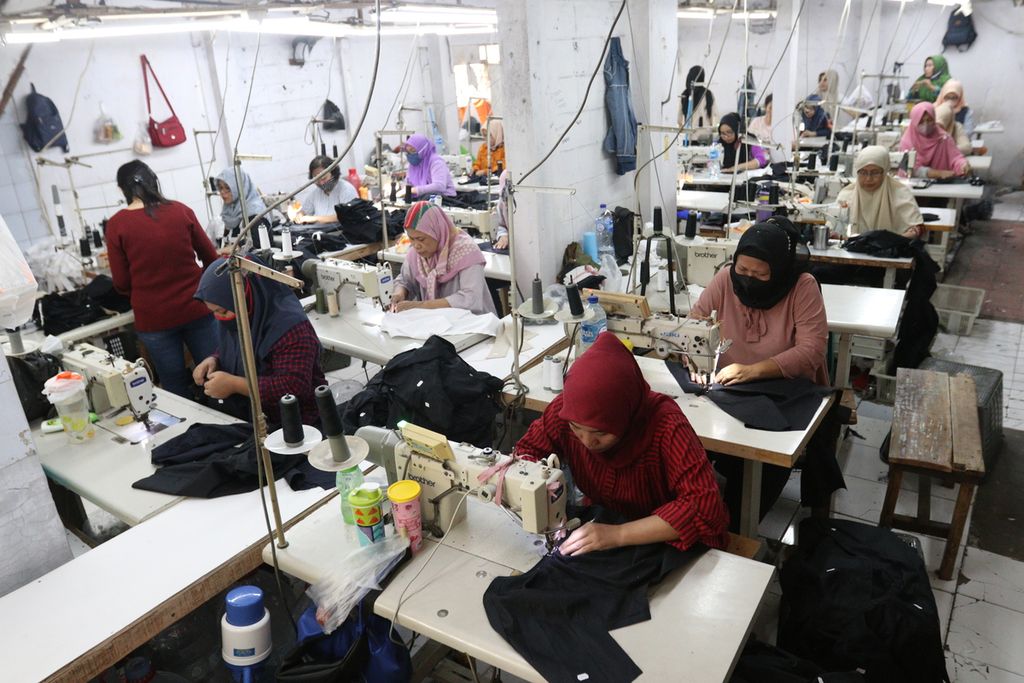 Para pekerja perempuan membuat pakaian di salah satu tempat produksi di kawasan Perkampungan Industri Kecil (PIK) Pulogadung, Jakarta Timur, Kamis (27/10/2022). Pandemi Covid-19 selama dua tahun terakhir turut berdampak pada pekerja perempuan. 