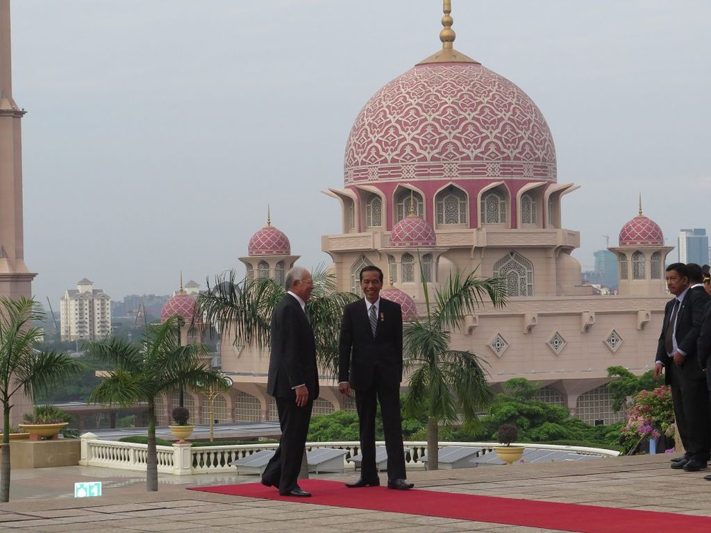Presiden Joko Widodo tiba di Kantor Perdana Menteri Malaysia Mohammad Najib Razak, Putrajaya, Malaysia, Jumat (6/2/2015). Kedatangan Presiden untuk memimpin delegasi Indonesia membicarakan sejumlah isu penting. Hasil pertemuan itu menyepakati soal perbatasan maritim yang tertunda bertahun-tahun.