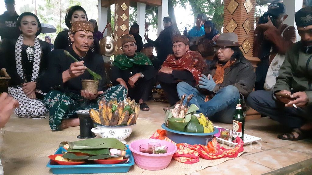 Sesajen atau sesajian disiapkan untuk para leluhur dalam ritual pengawit sebelum digelarnya tayub Tengger, Senin (5/6/2023), di Desa Ngadas, Kecamatan Poncokusumo, Kabupaten Malang, Jawa Timur. 
