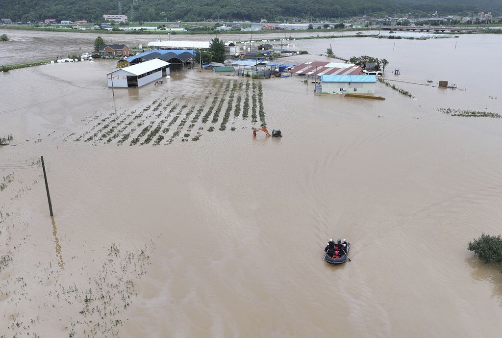 Petugas penyelamat mendayung perahu karet di kota Daegu, Korea Selatan, 10 Agustus 2023. Daegu salah satu daerah terdampak topan Khanun yang sudah tiga hari melanda Korea Selatan.