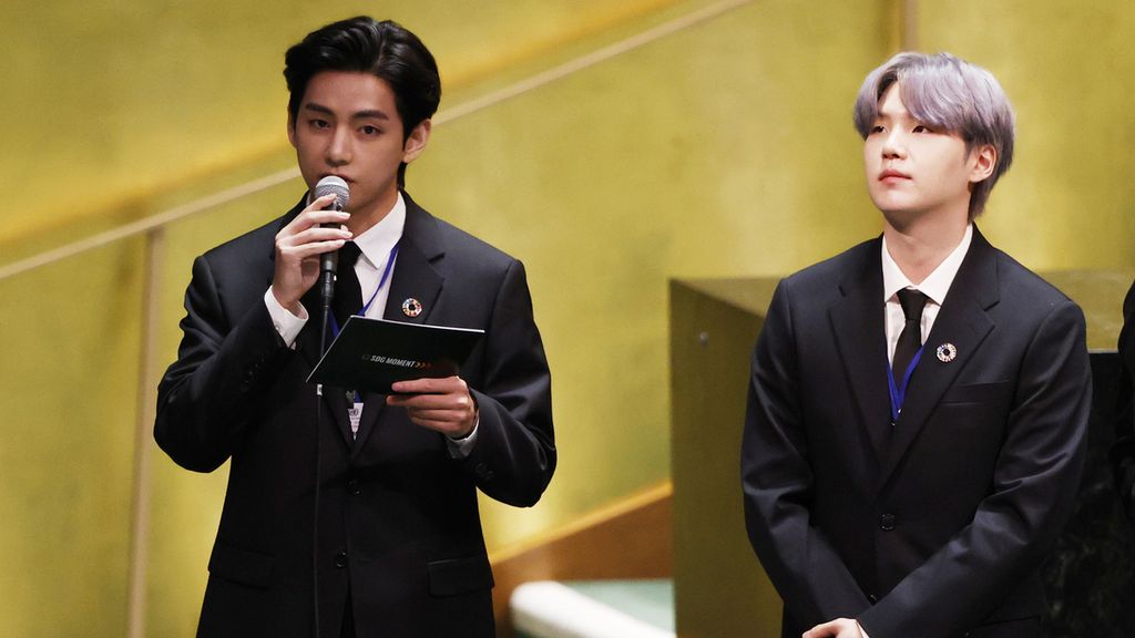 Suga (kanan), anggota band K-Pop, BTS, menyimak pidato rekannya, V, pada pertemuan tingkat tinggi PBB, September 2021 lalu.