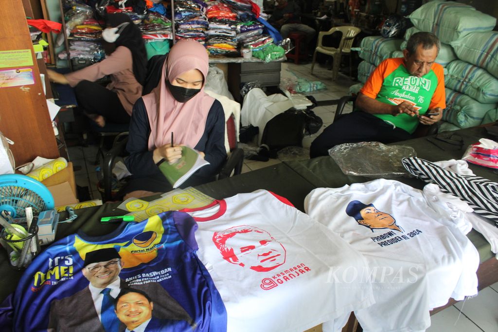 Kaus bergambar calon presiden yang akan berkontestasi dalam Pemilihan Umum 2024 dijajakan di salah satu toko sablon di Kecamatan Cibeunying Kaler, Kota Bandung, Jawa Barat, Selasa (17/10/2023). 