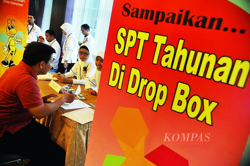 Wajib pajak mengisi Surat Pemberitahuan (SPT) Pajak Tahunan di Kantor Pusat Direktorat Jenderal Pajak, Jakarta, Selasa (8/3/2011).