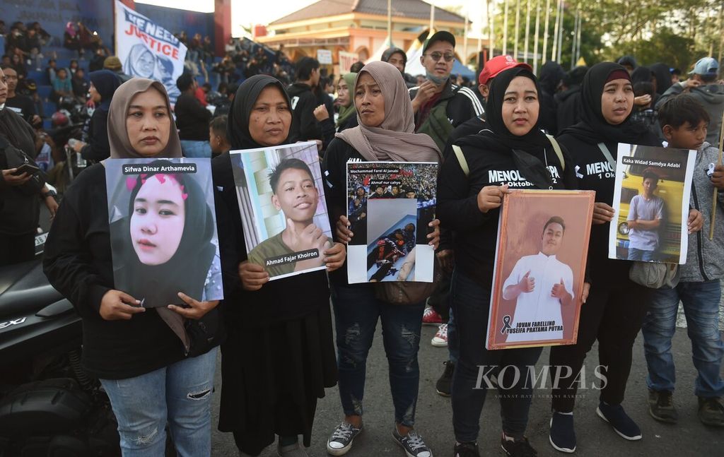 Keluarga korban meninggal hadir saat peringatan satu tahun Tragedi Kanjuruhan di Stadion Kanjuruhan, Kabupaten Malang, Jawa Timur, Minggu (1/10/2023). Kekecewaan akan penanganan kasus masih disuarakan dalam peringatan tragedi yang merenggut 135 nyawa tersebut.