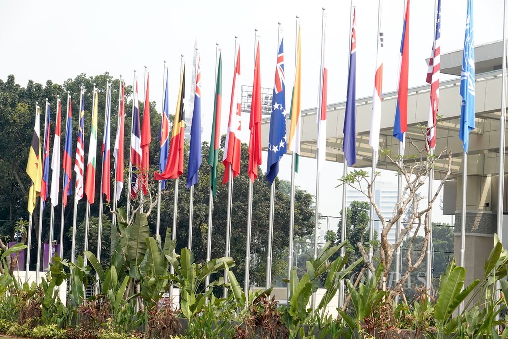 Bendera negara-negara yang tergabung di ASEAN menghiasi penyelenggaraan Konferensi Tingkat Tinggi (KTT) Ke-43 ASEAN. Presiden Joko Widodo meninjau kesiapan jelang KTT ASEAN pada Jumat (1/9/2023). KTT akan diselenggarakan di Jakarta Convention Center (JCC) pada 5-7 September mendatang.