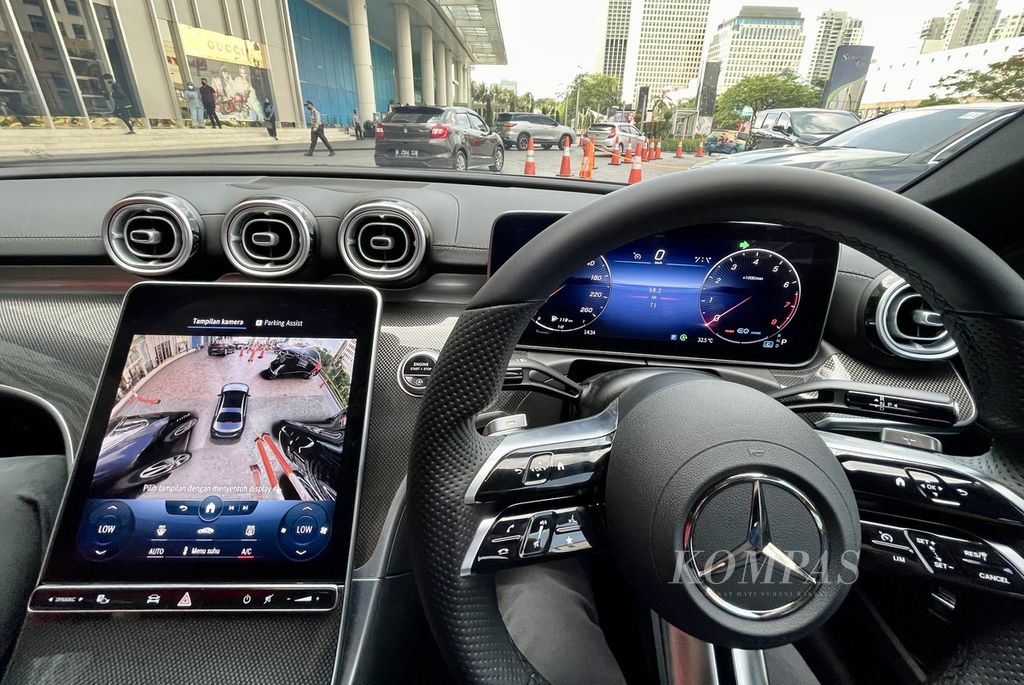 Layar berukuran 11,9 inci di bagian tengah Mercedes-Benz C 300 AMG Line mampu menampilkan imaji di sekitar mobil yang memudahkan pengemudi. Mobil ini diluncurkan dalam acara ekshibisi Mercedes-Benz Star Drive di Senayan City, Jakarta, Kamis (14/7/2022).