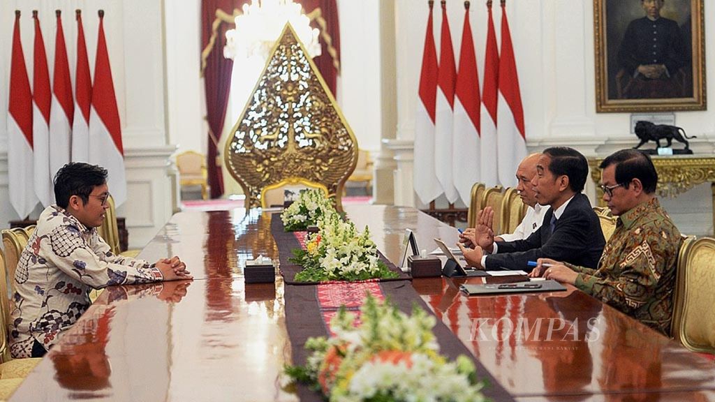 Pendiri dan CEO Bukalapak Achmad Zaky berkunjung ke Istana Merdeka, Jakarta, untuk bertemu dengan Presiden Joko Widodo, Sabtu (16/2/2019). Dalam pertemuan yang berlangsung tertutup itu, Presiden didampingi Sekretaris Kabinet Pramono Anung dan Koordinator Staf Khusus Kepresidenan Teten Masduki. Zaky mengklarifikasi cuitannya mengenai anggaran riset untuk membangun Industri 4.0 dan presiden baru.