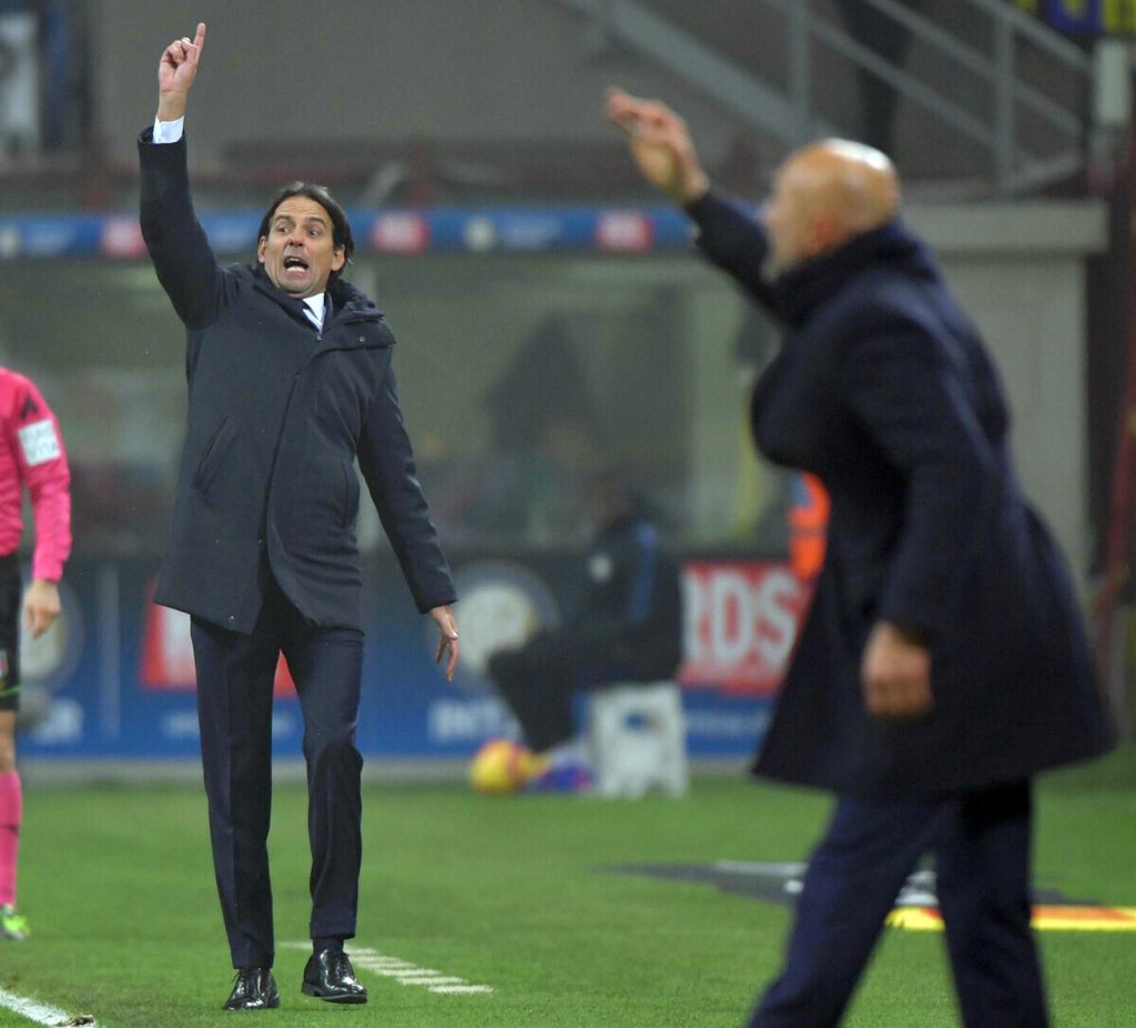 Lazio coach Simone Inzaghi (left) gives instructions to his team, while Inter Milan coach Luciano Spalletti (right) does the same when the two teams meet in the quarterfinals of the Coppa Italia at the Giuseppe Meazza Milan Stadium, Thursday (31/1/2019) local time. Lazio wins and will face AC Milan in the semifinals.