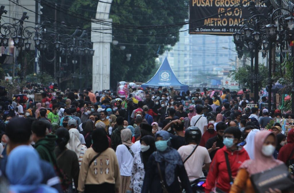 Kerumunan di kawasan pertokoan di Jalan Dalem Kaum, Kota Bandung, Jawa Barat, Sabtu (8/5/2021). Kerumunan membuat jaga jarak diabaikan sehingga berpotensi meningkatkan potensi penularan Covid-19.