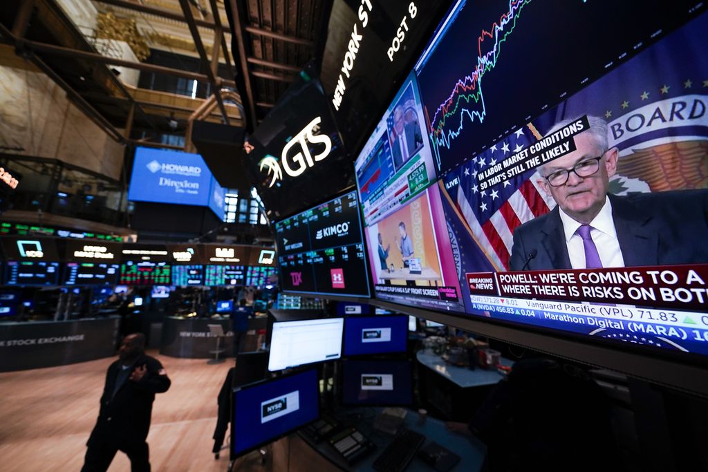 Suasana bursa saham New York (NYSE) saat pengumuman kenaikan suku bunga oleh Gubernur The Fed Jerome Powell, 26 Juli 2023. Kenaikan kesebelas kalinya ini menyentuh level tertinggi dalam lebih dari dua dekade. 