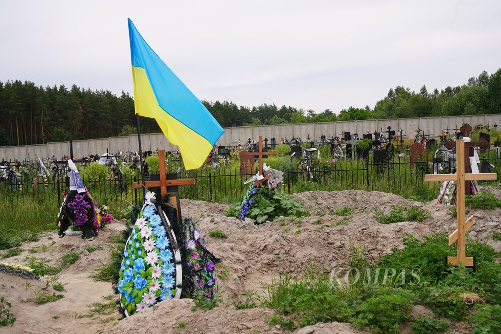 Bendera Ukraina di atas makam (17/6/2022)