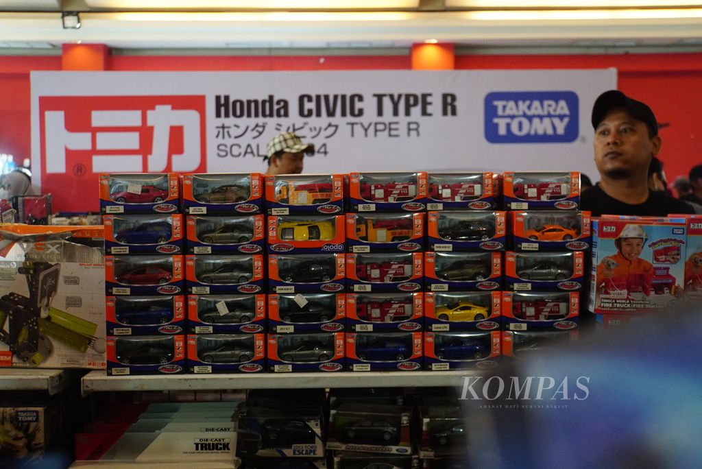 Miniatur mobil dipajang dalam gelaran cuci gudang Big Bang Festival 2023 di JIExpo, Kemayoran, Jakarta, Kamis (28/12/2023). 