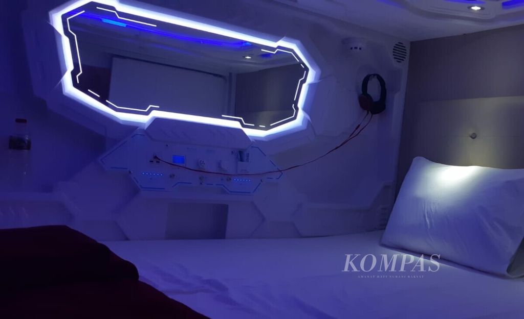 Kapsul di Jakpod Hotel dilengkapi dengan fasilitas penunjang seperti televisi, lampu baca, soket untuk mengisi daya, dan lain-lain.