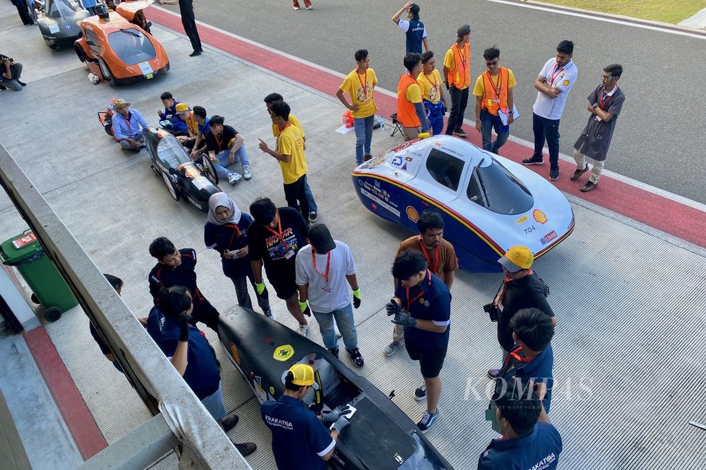 Sejumlah tim menunggu giliran untuk proses inspeksi mobil rancangan mereka yang akan berkompetisi pada Shell Eco-marathon Asia 2023 Mandalika di Sirkuit Internasional Jalan Raya Pertamina Mandalika, Pujut, Lombok Tengah, Nusa Tenggara Barat, Rabu (5/7/2023). 
