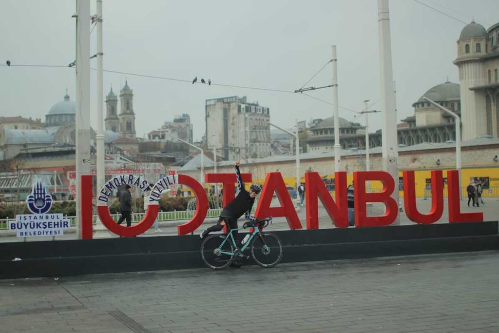 Pesepeda asal Indonesia yang tengah melakukan perjalanan Jakarta-Paris Royke Lumowa berada di Turki dalam perjalanan menyeberang ke Yunani. 