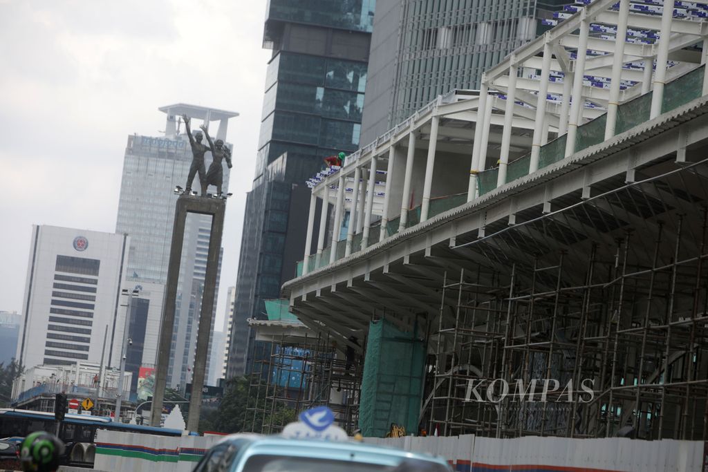 Proyek revitalisasi halte bus Transjakarta Tosari di Jalan MH Thamrin, Jakarta, Selasa (6/9/2022). Pengerjaan ini merupakan bagian dari proyek revitalisasi 46 halte Transjakarta yang dimulai sejak April 2022. KOMPAS/HERU SRI KUMORO 06-09-2022